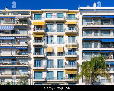 Appartements élégants et colorés, modernes avec balcons ensoleillés sur la Promenade des Anglais à Nice, sur la Côte d'Azur, France. Banque D'Images