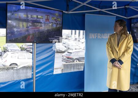 Dilbeek, Belgique. 15 février 2024. La ministre de l'intérieur Annelies Verlinden photographiée lors de la présentation de deux nouveaux systèmes de sécurité de la société d'infrastructure ferroviaire Infrabel, jeudi 15 février 2024, à Groot-Bijgaarden, Dilbeek. BELGA PHOTO NICOLAS MAETERLINCK crédit : Belga News Agency/Alamy Live News Banque D'Images