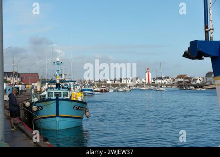Le Guilvinec (Bretagne, nord-ouest de la France) : le port de pêche. Chalutiers le long du quai Banque D'Images
