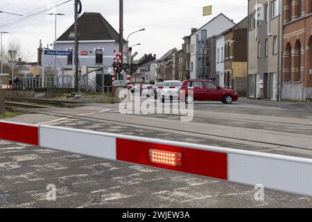 Dilbeek, Belgique. 15 février 2024. Une barrière de passage fermée est vue au passage à niveau de Groot-Bijgaarden lors de la présentation de deux nouveaux systèmes de sécurité de la société d'infrastructure ferroviaire Infrabel, le jeudi 15 février 2024, à Groot-Bijgaarden, Dilbeek. BELGA PHOTO NICOLAS MAETERLINCK crédit : Belga News Agency/Alamy Live News Banque D'Images