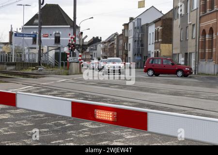 Dilbeek, Belgique. 15 février 2024. Une barrière de passage fermée est vue au passage à niveau de Groot-Bijgaarden lors de la présentation de deux nouveaux systèmes de sécurité de la société d'infrastructure ferroviaire Infrabel, le jeudi 15 février 2024, à Groot-Bijgaarden, Dilbeek. BELGA PHOTO NICOLAS MAETERLINCK crédit : Belga News Agency/Alamy Live News Banque D'Images