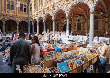 Marché aux puces de Lille le 3 septembre 2023 (Nord de la France) : vendeurs de livres d'occasion à la vieille Bourse Banque D'Images