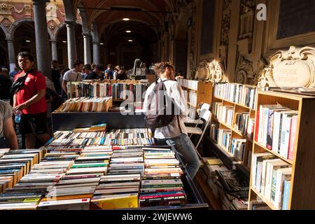 Marché aux puces de Lille le 3 septembre 2023 (Nord de la France) : vendeurs de livres d'occasion à la vieille Bourse Banque D'Images