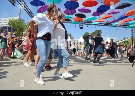 52e Festival Interceltique de Lorient (Bretagne nord-ouest de la France) : initiation à la danse écossaise le 10 août 2023 Banque D'Images