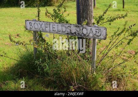 Panneau sur Boxfields Road sur Box Hill, West Wiltshire, le site d'un ancien domaine de bungalows préfabriqués 1942-1964. Banque D'Images