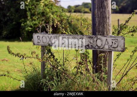 Panneau sur Boxfields Road sur Box Hill, West Wiltshire, le site d'un ancien domaine de bungalows préfabriqués 1942-1964. Banque D'Images