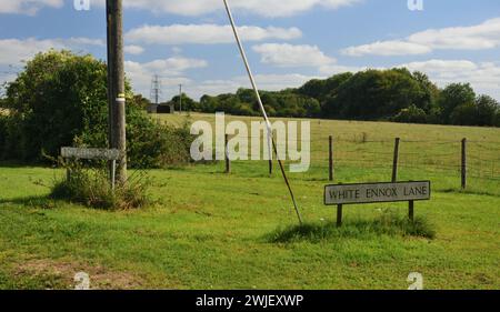 Panneaux sur Boxfields Road sur Box Hill, West Wiltshire, le site d'un ancien domaine de bungalows préfabriqués 1942-1964. Banque D'Images