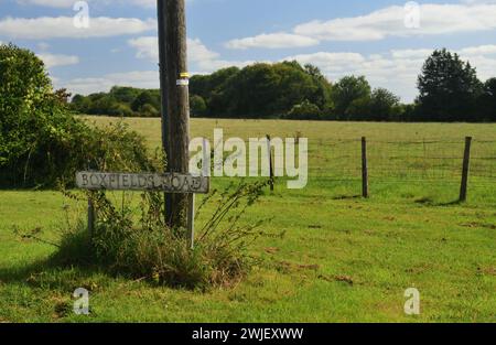 Panneau sur Boxfields Road sur Box Hill, West Wiltshire, le site d'un ancien domaine de bungalows préfabriqués 1942-1964. Banque D'Images