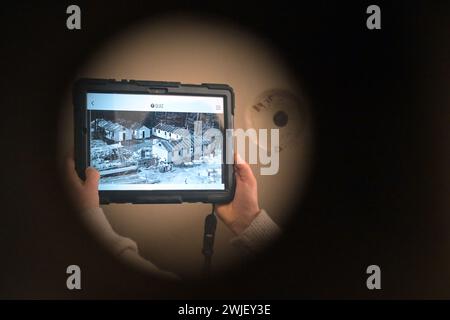 Potsdam, Allemagne. 15 février 2024. À l'aide d'une tablette, les visiteurs du Mémorial de Lindenstraße - l'ancienne prison souterraine du ministère de la sécurité de l'État (MFS) - peuvent en savoir plus sur les anciens travailleurs forcés dans une exposition. Crédit : Michael Bahlo/dpa/ZB/dpa/Alamy Live News Banque D'Images