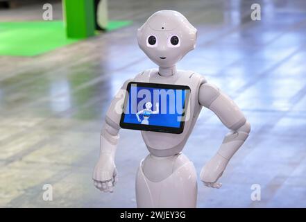 Turin, Italie - 14 février 2024 : Pepper, un assistant robotique avec un écran d'information, accueille les visiteurs sur un stand à l'Intelligence artificielle fo Banque D'Images