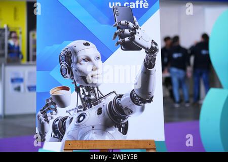 Turin, Italie - 14 février 2024 : L'image d'un robot prenant un selfie avec une tasse de café accueille les visiteurs à l'entrée du salon annuel de la technologie Banque D'Images