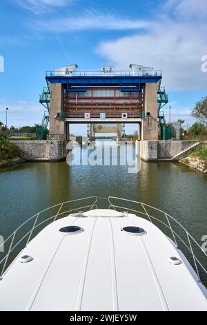 Aigues-mortes (sud de la France) : péniche touristique arrivant aux écluses de la porte du Vidourle, où le Vidourle traverse le canal du Rhône à Sète (Rhône-se Banque D'Images