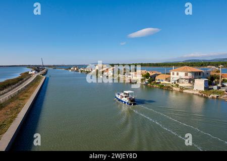 Bateau de plaisance sur le canal aux Aresquiers, près de Frontignan. Banque D'Images