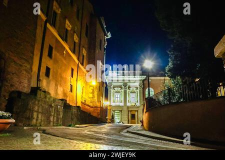 Italie, Rome - 26 novembre 2023 : Capitoline Wolf illuminé la nuit. Architecture de la Rome antique. Vue depuis la colline du Capitole sur Wolf Feeding Romulus et Remus. Sculpteur Antonio del Pollaiuolo, Italie Banque D'Images