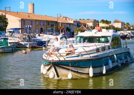 Saint-Gilles (sud de la France) : riverport sur le canal du Rhône à Sète (canal Rhône-Sète). Barge sur le canal avec trois femmes à bord Banque D'Images