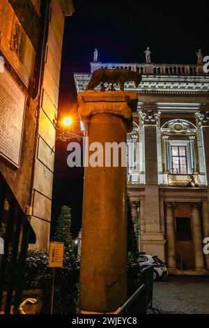 Italie, Rome - 26 novembre 2023 : Capitoline Wolf illuminé la nuit. Architecture de la Rome antique. Vue depuis la colline du Capitole sur Wolf Feeding Romulus et Remus. Sculpteur Antonio del Pollaiuolo, Italie Banque D'Images