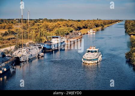 Navigation de plaisance sur le canal du Rhône à Sète, près de Vauvert (sud de la France). Barge sur le canal et .lieu d'arrêt de Gallician. Trois WO Banque D'Images