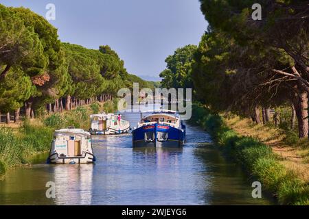 Salleles-d'Aude (sud de la France) : barge sur le canal de jonction Banque D'Images