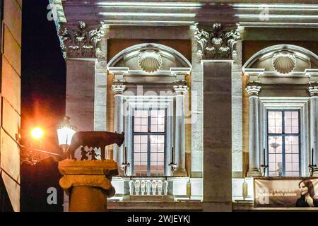 Italie, Rome - 26 novembre 2023 : Capitoline Wolf illuminé la nuit. Architecture de la Rome antique. Vue depuis la colline du Capitole sur Wolf Feeding Romulus et Remus. Sculpteur Antonio del Pollaiuolo, Italie Banque D'Images