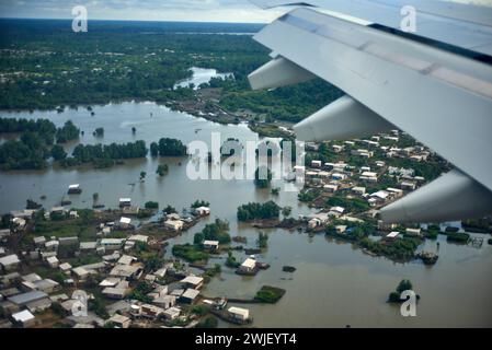 Approche sur Douala au-dessus des banlieues inondées Banque D'Images