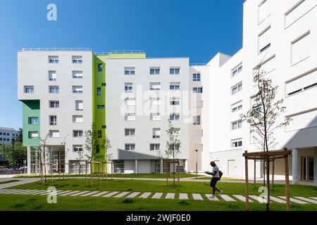 Dijon (nord-est de la France) : immeubles résidentiels dans le quartier de Pont des Tanneries, bloc urbain compact et parcs, locateur de logements sociaux ICF Banque D'Images