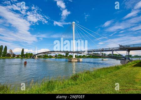 Strasbourg (Nord-est de la France) : passerelle des deux rives sur le Rhin, entre Strasbourg et Kehl, conçue par l’architecte Marc Banque D'Images