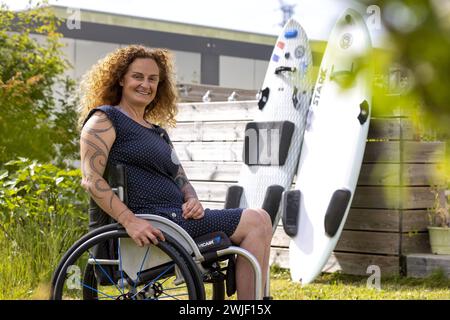 Quimperle (Bretagne, nord-ouest de la France) : Portrait de Katell Ropert, vice-championne du monde de para surf ISA, championne de France et d'Europe Banque D'Images