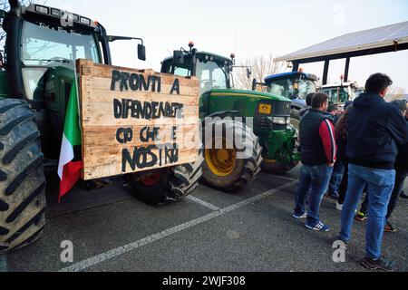 Padoue, Italie, 15 février 2024. Les agriculteurs avec 700 tracteurs manifestent contre les politiques agricoles européennes, contre l'introduction de cultures OGM, contre le monopole du marché des semences par les multinationales et contre l'importation de produits agricoles de pays tiers qu'ils ne respectent pas les normes européennes en produisant à des prix compétitifs. Crédits : Ferdinando Piezzi/Alamy Live News Banque D'Images