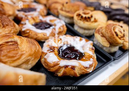 Berlin, Allemagne. 15 février 2024. Les pâtisseries sont alignées sur une table pendant le test de pâtisserie à la Guilde des boulangers de Berlin. Crédit : Fabian Sommer/dpa/Alamy Live News Banque D'Images