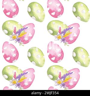 Chasse aux oeufs à motif sans couture. Poulet peint en rose, œufs verts, fleur de narcisse, plumes violettes. Joyeuses Pâques 2024 clipart. Aquarelle dessinée à la main Banque D'Images