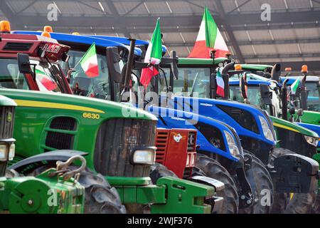 Padoue, Italie, 15 février 2024. Les agriculteurs avec 700 tracteurs manifestent contre les politiques agricoles européennes, contre l'introduction de cultures OGM, contre le monopole du marché des semences par les multinationales et contre l'importation de produits agricoles de pays tiers qu'ils ne respectent pas les normes européennes en produisant à des prix compétitifs. Crédits : Ferdinando Piezzi/Alamy Live News Banque D'Images