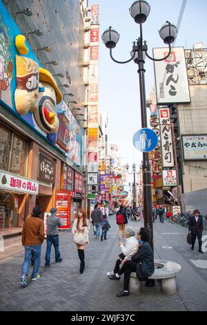 Dotonbori dans le centre-ville d'Osaka, Japon avec beaucoup de restaurants, panneaux d'affichage et des gens. Banque D'Images