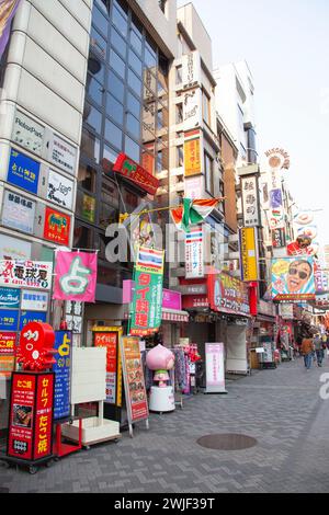 Dotonbori dans le centre-ville d'Osaka, Japon avec beaucoup de restaurants, panneaux d'affichage et des gens. Banque D'Images