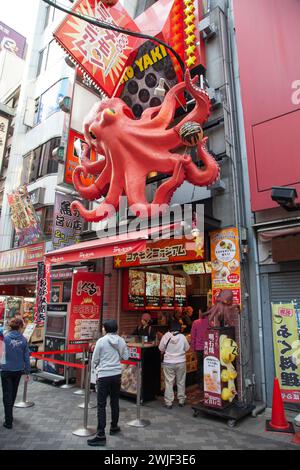 Dotonbori dans le centre-ville d'Osaka, Japon avec beaucoup de restaurants, panneaux d'affichage et des gens. Banque D'Images