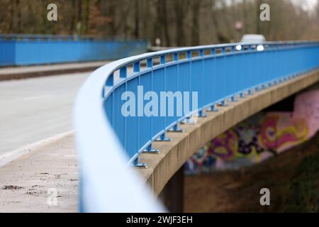 Bruecke Brücke, Brueckengelaender Brückengeländer ueber über die Autobahn A45 zwischen Siegen-Gosenbach und Siegen-Achenbach. Schild im Siegerland AM 15.02.2024 à Siegen/Deutschland. *** Bruecke Brücke , Brueckengelaender Brückengeländer sur l'autoroute A45 entre Siegen Gosenbach et Siegen Achenbach panneau à Siegerland le 15 02 2024 à Siegen Allemagne Banque D'Images