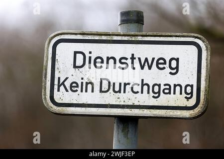 Schild auf einer Bruecke Brücke an der Autobahn A45, Dienstweg Kein Durchgang. Schild im Siegerland AM 15.02.2024 à Siegen/Deutschland. *** Panneau sur un pont sur l'autoroute A45, voie de service pas de signalisation de passage à Siegerland le 15 02 2024 à Siegen Allemagne Banque D'Images