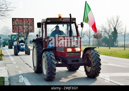 Padoue, Italie, 15 février 2024. Les agriculteurs avec 700 tracteurs manifestent contre les politiques agricoles européennes, contre l'introduction de cultures OGM, contre le monopole du marché des semences par les multinationales et contre l'importation de produits agricoles de pays tiers qu'ils ne respectent pas les normes européennes en produisant à des prix compétitifs. Crédits : Ferdinando Piezzi/Alamy Live News Banque D'Images