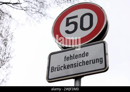 Verkehrszeichen Zulaessige Zulässige Hoechstgeschwindigkeit Höchstgeschwindigkeit 50 km/h zwischen Siegen-Gosenbach und Siegen-Achenbach. Zusätzlich Zusätzlich noch das Schild fehlende Brueckensicherung Brückensicherung. Verkehrszeichen im Siegerland AM 15.02.2024 à Siegen/Deutschland. *** Panneau de signalisation limite de vitesse maximale autorisée 50 km h entre Siegen Gosenbach et Siegen Achenbach en outre, le panneau de signalisation de sécurité du pont manque au Siegerland le 15 02 2024 à Siegen Allemagne Banque D'Images