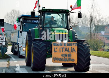 Padoue, Italie, 15 février 2024. Les agriculteurs avec 700 tracteurs manifestent contre les politiques agricoles européennes, contre l'introduction de cultures OGM, contre le monopole du marché des semences par les multinationales et contre l'importation de produits agricoles de pays tiers qu'ils ne respectent pas les normes européennes en produisant à des prix compétitifs. Crédits : Ferdinando Piezzi/Alamy Live News Banque D'Images