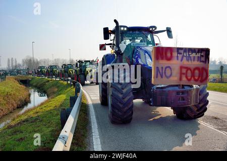 Padoue, Italie, 15 février 2024. Les agriculteurs avec 700 tracteurs manifestent contre les politiques agricoles européennes, contre l'introduction de cultures OGM, contre le monopole du marché des semences par les multinationales et contre l'importation de produits agricoles de pays tiers qu'ils ne respectent pas les normes européennes en produisant à des prix compétitifs. Crédits : Ferdinando Piezzi/Alamy Live News Banque D'Images