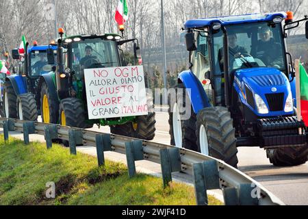 Padoue, Italie, 15 février 2024. Les agriculteurs avec 700 tracteurs manifestent contre les politiques agricoles européennes, contre l'introduction de cultures OGM, contre le monopole du marché des semences par les multinationales et contre l'importation de produits agricoles de pays tiers qu'ils ne respectent pas les normes européennes en produisant à des prix compétitifs. Crédits : Ferdinando Piezzi/Alamy Live News Banque D'Images