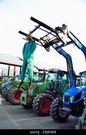 Padoue, Italie, 15 février 2024. Les agriculteurs avec 700 tracteurs manifestent contre les politiques agricoles européennes, contre l'introduction de cultures OGM, contre le monopole du marché des semences par les multinationales et contre l'importation de produits agricoles de pays tiers qu'ils ne respectent pas les normes européennes en produisant à des prix compétitifs. Crédits : Ferdinando Piezzi/Alamy Live News Banque D'Images