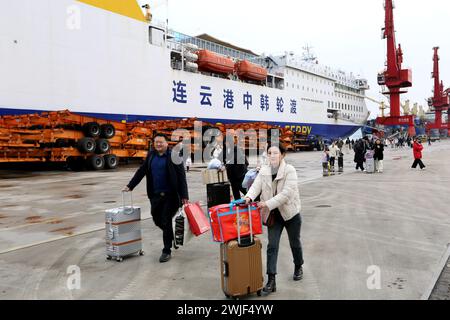 Pékin, province chinoise du Jiangsu. 15 février 2024. Les touristes descendent d'un navire à passagers au port de Lianyungang dans la ville de Lianyungang, dans la province du Jiangsu de l'est de la Chine, le 15 février 2024. De plus en plus de Chinois choisissent aujourd'hui de partir en voyage pendant le Festival du printemps pour découvrir différentes cultures et l'atmosphère lunaire du nouvel an. Crédit : Wang Chun/Xinhua/Alamy Live News Banque D'Images