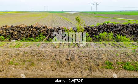 Vieilles traverses démantelées, de chemin de fer enlevé, empilées en grande pile, prêtes pour le transport. Banque D'Images