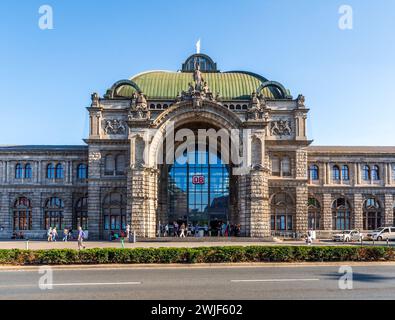 Porte principale de la gare centrale de Nuremberg, Allemagne, (re)construite dans les années 1950 dans un style néo-renaissance, exploitée par la compagnie de chemin de fer Deutsche Bahn. Banque D'Images