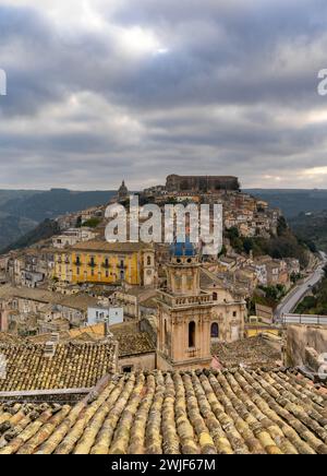 Raguse, Italie - 27 décembre 2023 : vue de la vieille ville historique d'Ibla Ragusa dans le sud-est de la Sicile Banque D'Images