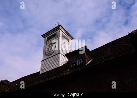 Tour de l'horloge sur une grange à West Horsley place (Button House), Surrey, Angleterre, Royaume-Uni, février 2024 Banque D'Images