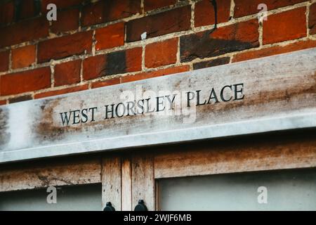 Signez pour West Horsley place à Surrey, Angleterre, Royaume-Uni, hiver février 2024 Banque D'Images