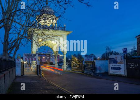 L'entrée de Siri Guru Nanak Darbar Gurdwara Gravesend kent au crépuscule. Banque D'Images