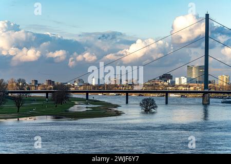 Die Oberkasseler Brücke über den Rhein in in Düsseldorf, Nordrhein-Westfalen, Deutschland, Europa | Oberkassel Pont sur le Rhin à Duesseldor Banque D'Images
